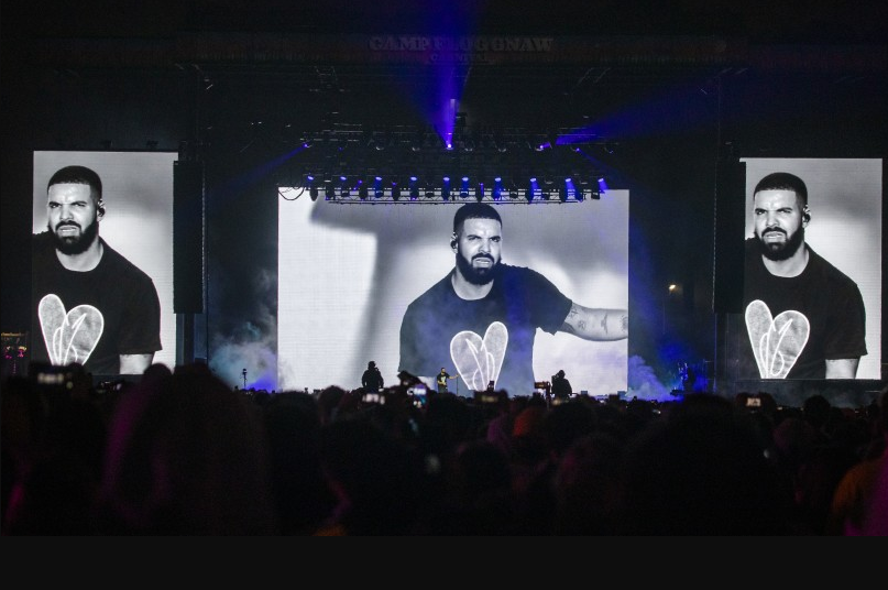 Drake booed off stage by fans in LA [VIDEO]