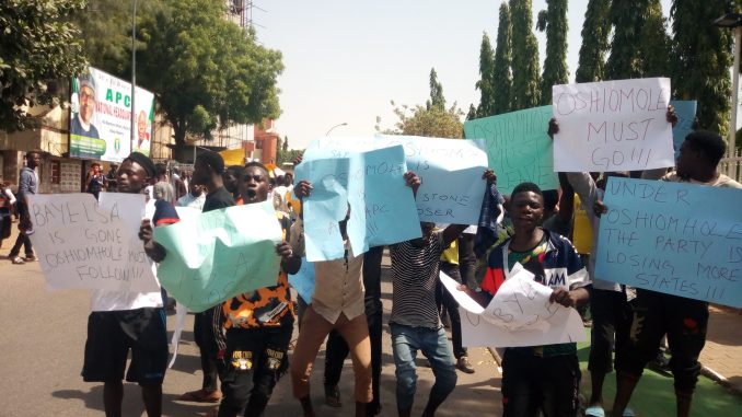 'Oshiomole must go' protest rocks APC secretariat in Abuja
