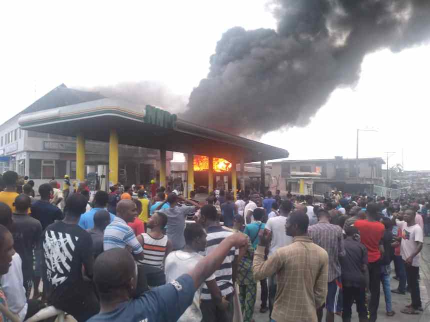 Fire guts NNPC filling station in Ogba, razes 30 cars