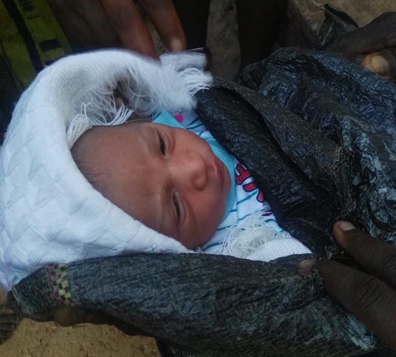 Akure: Abandoned baby found in a sack by the roadside -TopNaija.ng