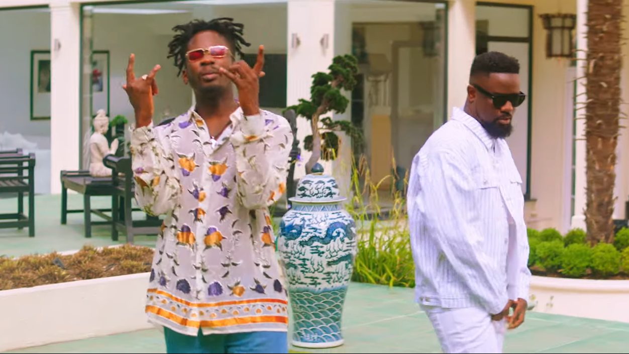 Mr Eazi cries to Sarkodie