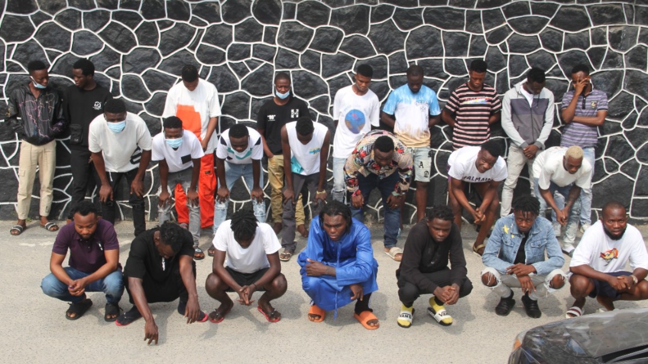 How EFCC arrested 32 suspected Yahoo boys in Lagos [Photos]-TopNaija.ng