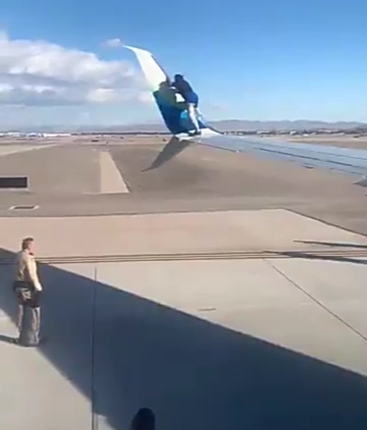 Man climbs on the wing of Alaska Airlines Flight as it prepared for takeoff-TopNaija.ng