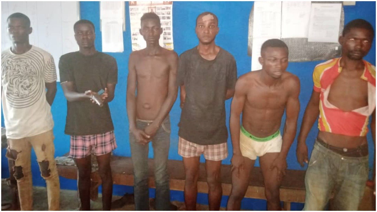 Suspected armed robbers arrested while buying gun in Ogun-TopNaija.ng