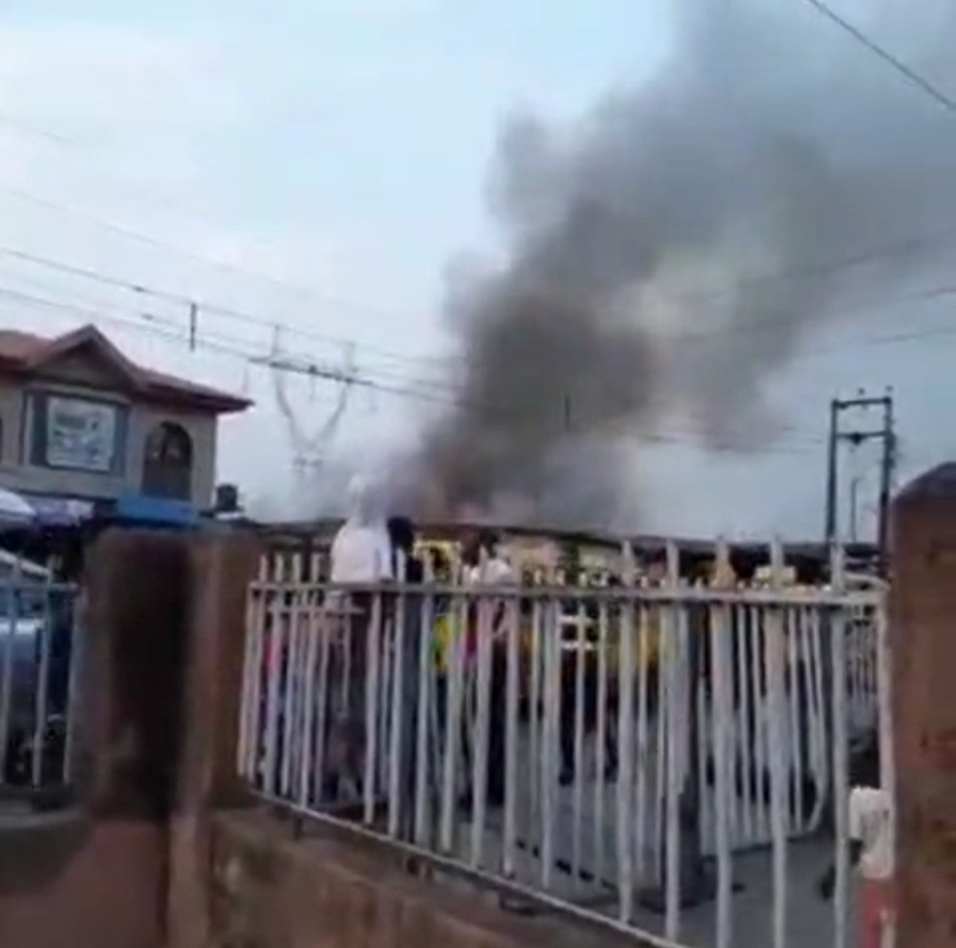 Inferno razes shops in Surulere (video)-TopNaija.ng