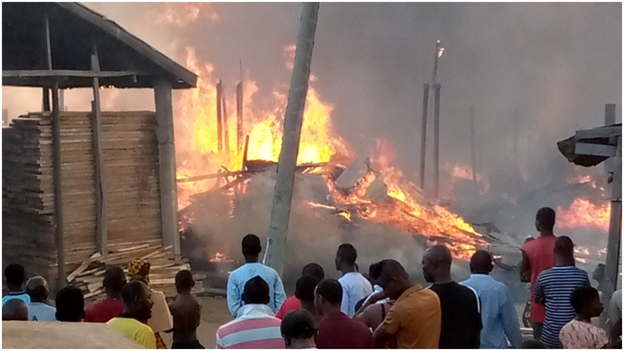 How fire razed Kugbo Furniture Market Abuja [VIDEO]-TopNaija.ng