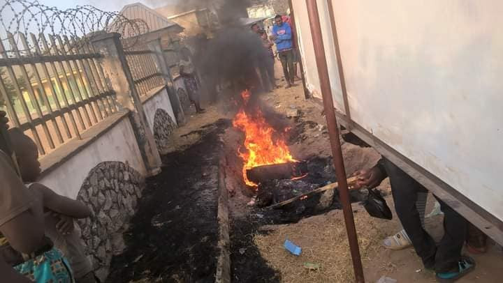 Angry mob sets suspected motorcycle thief ablaze in Benue-TopNaija.ng