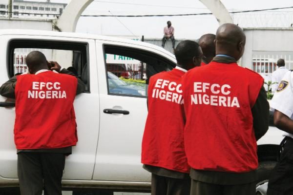 EFCC arrests eight Internet fraudsters in Lagos