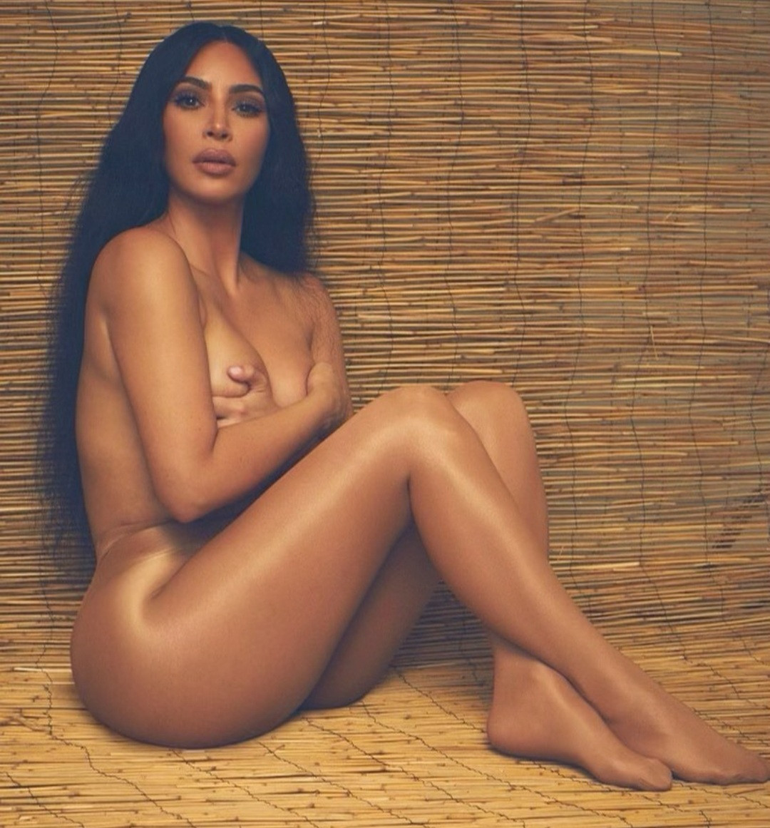 Kim Kardashian in flesh-coloured tights topnaija.ng 1