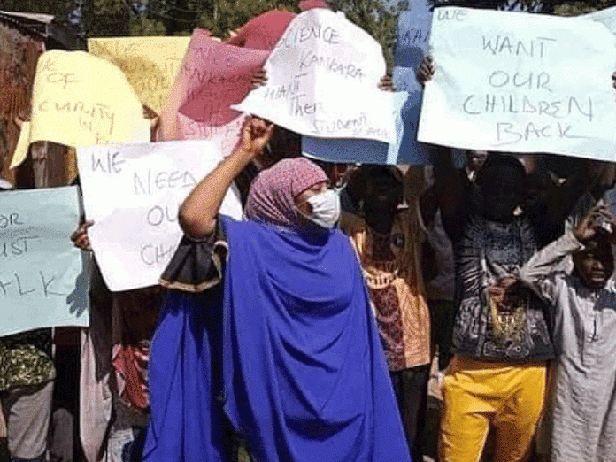 Parents of abducted Kaduna students defy soldiers, continue protest [VIDEO]