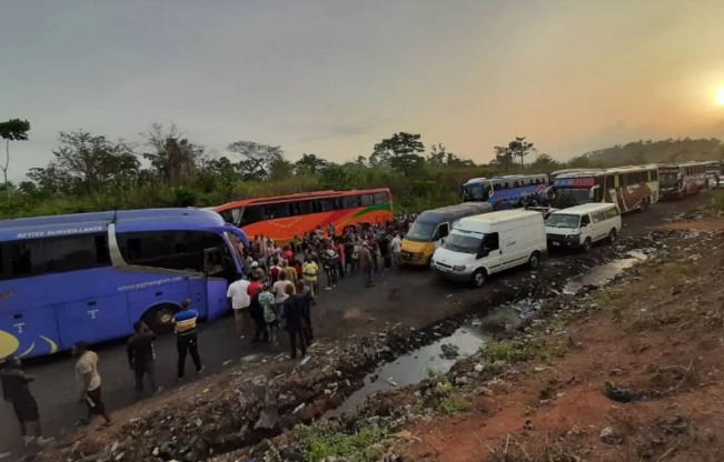 Passengers stranded on Benin-Ore Expressway over robbery attack [VIDEO]