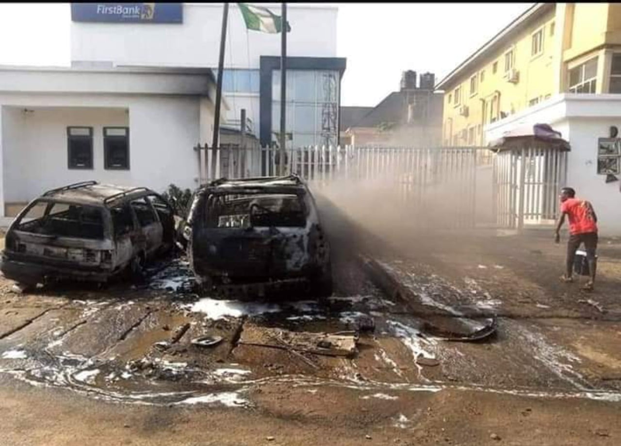 Unknown gunmen attack bank in Anambra, hoist Biafra flags-TopNaija.ng
