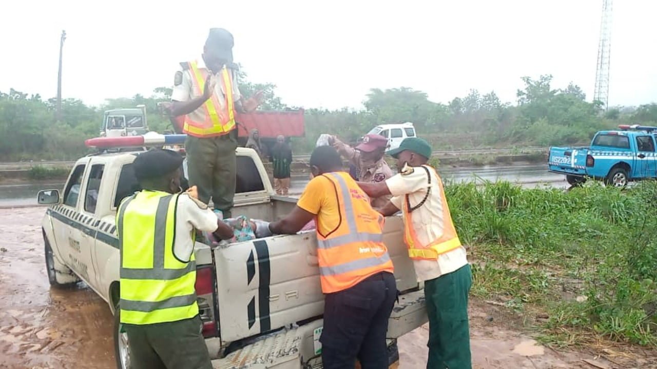 Tragic!!! Two die as bus conveying nurses somersaults along Abeokuta road-TopNaija.ng