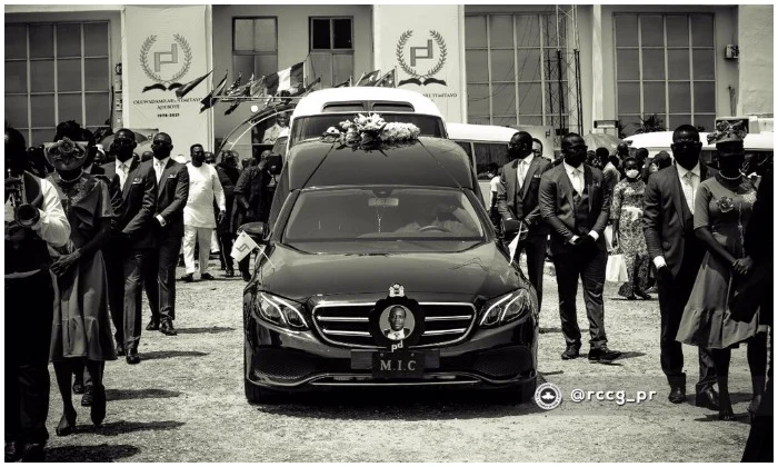 Tears as Pastor Dare Adeboye is buried [PHOTOS]