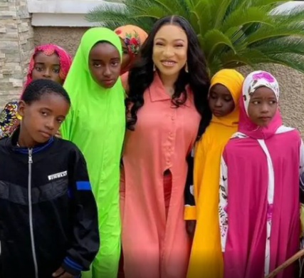 Nollywood actress, Tonto Dikeh feeds 2000 Muslims as she celebrates Eid Mubarak