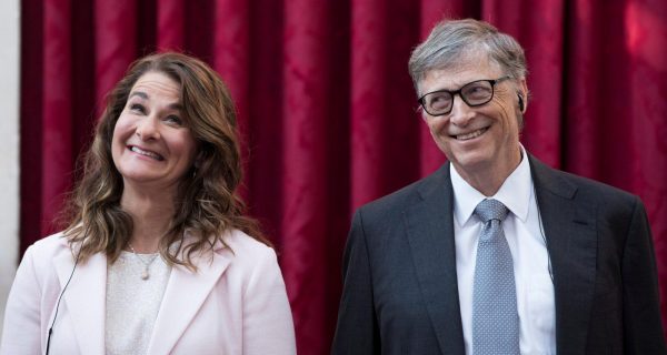 bill and melinda gates kiss