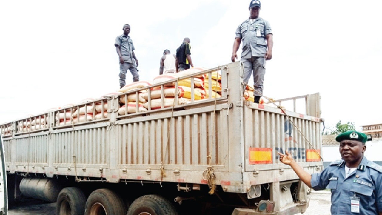 Custom arrest Dangote truck with 600 bags of smuggled rice in Ogun-TopNaija.ng