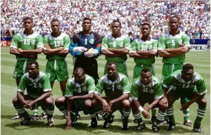 1994 Super Eagles squad laud Buhari after house gifts