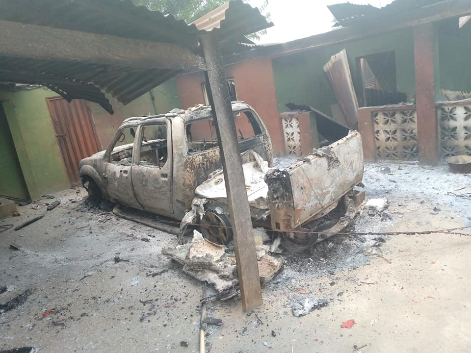 Oyo: Angry youths raze houses, hotels, shrine belonging to prominent chief after stray bullet allegedly killed resident-TopNaija.ng