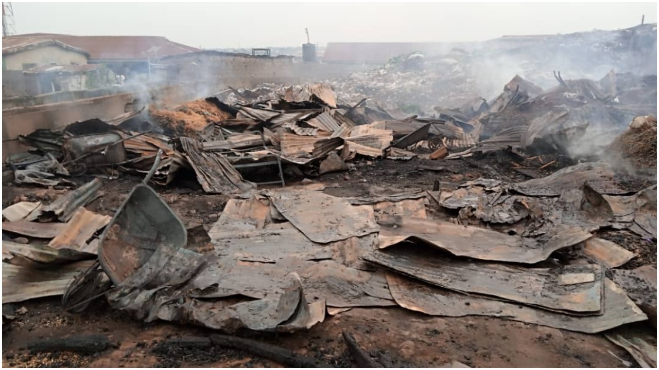 Panic as fire razes Ilorin market, destroys livestock worth millions-TopNaija.ng