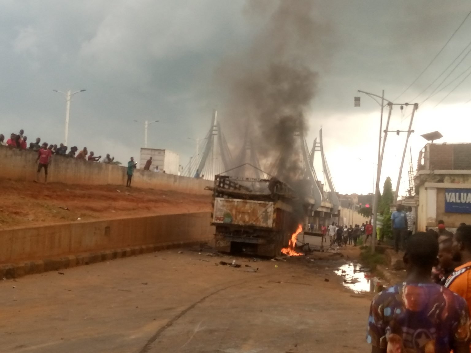 Angry Youths burn lorry-load of cows as lorry kills 8 hawkers in Awka Anambra-TopNaija.ng