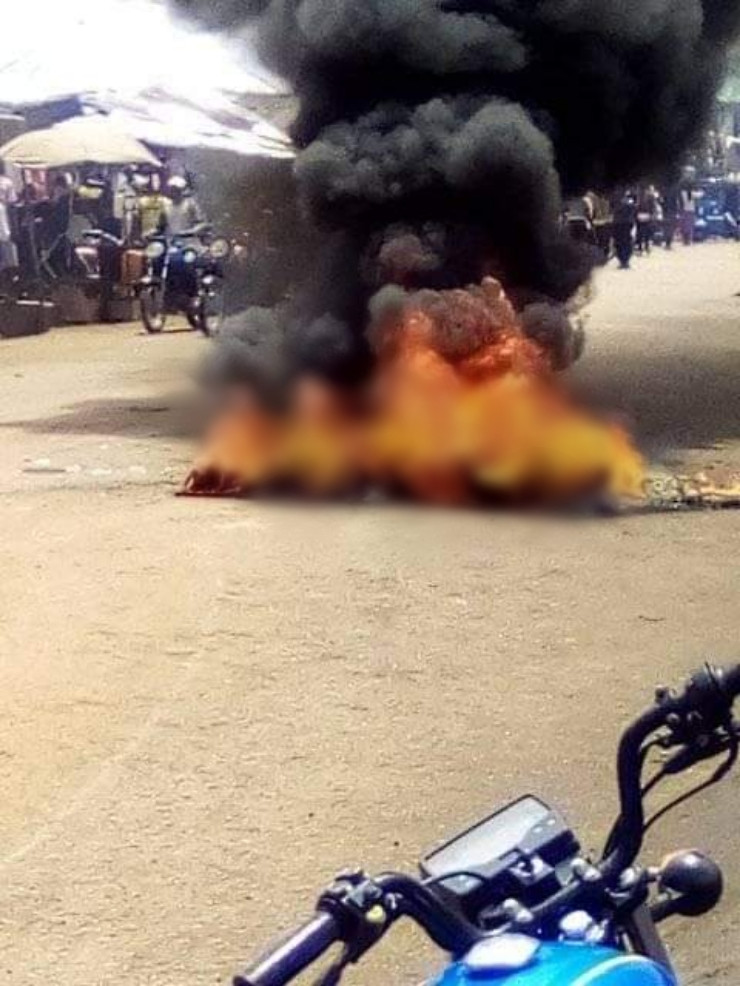 Angry mob burn suspected motorcycle thief in Benue-TopNaija.ng