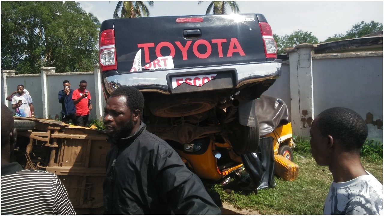 Tension as two escort vehicles ram into tricycles, kill two, injure others in Ilorin-TopNaija.ng