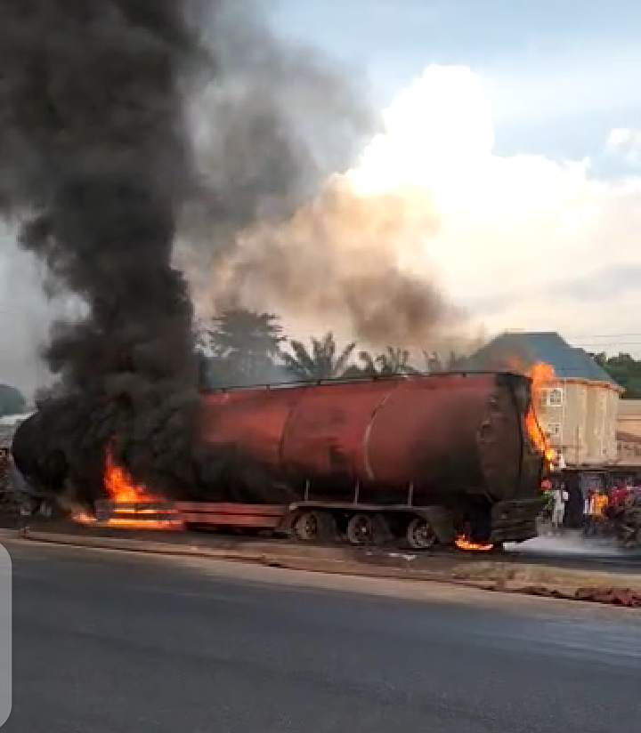 At least two killed, 14 buses burnt as petrol tanker falls into ditch in Anambra-TopNaija.ng
