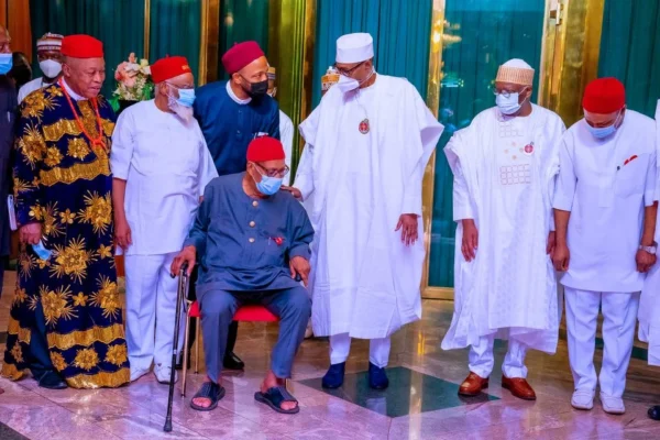 Buhari-with-Ogbo-leaders-960x640