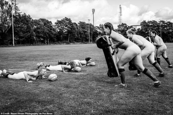 Women go naked to raise money for their bankrupt club [PHOTOS] 7