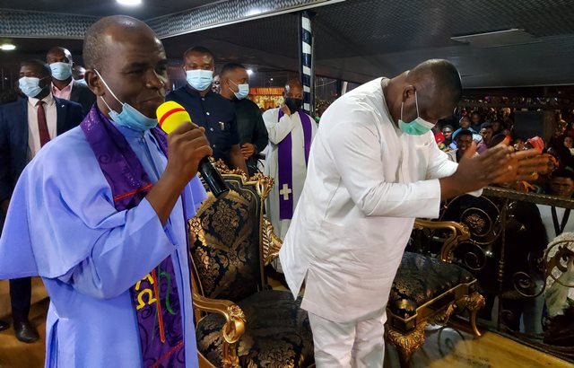 Father Mbaka hosts Governor Ugwuanyi at Adoration Crusade [PHOTOS] 5