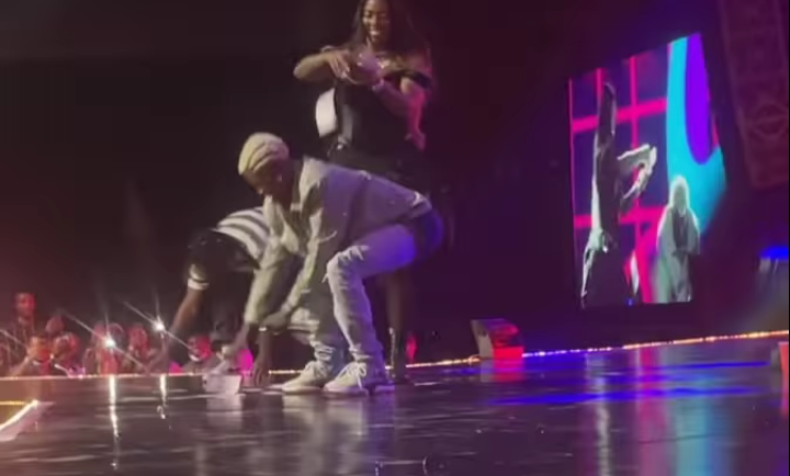 Tiwa Savage ‘sprays’ money as Zazu star Portable performs on stage