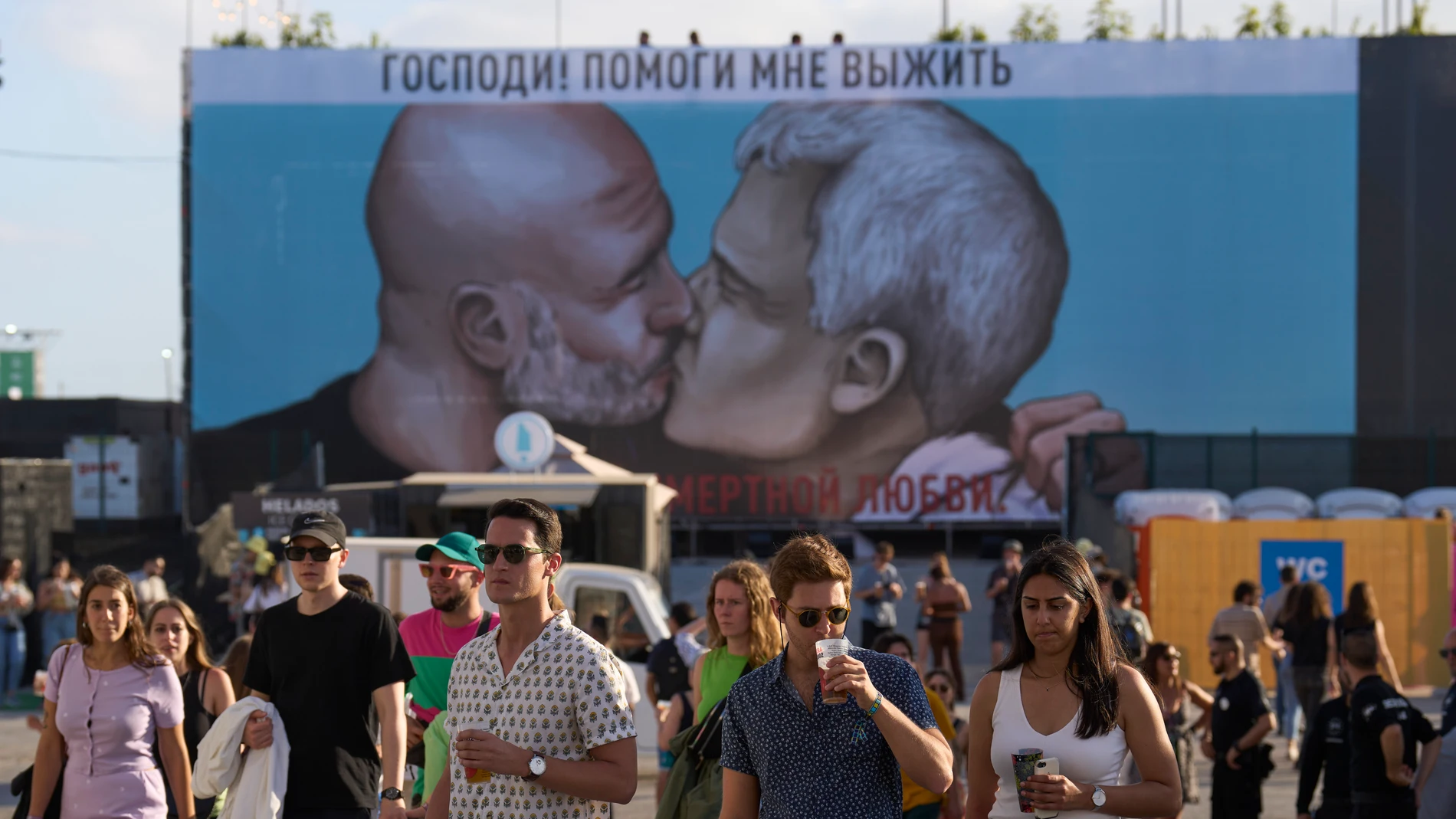 Football fans take it to the Next level with Guardiola kissing Mourinho mural