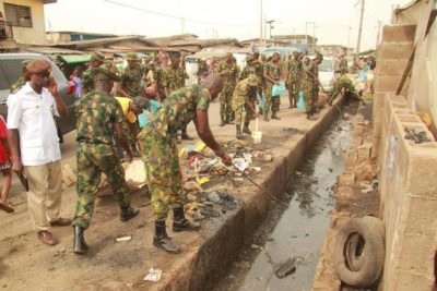 Nigerian Soldiers clean up Oshodi Market