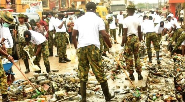 Nigerian Soldiers clean up Oshodi Market