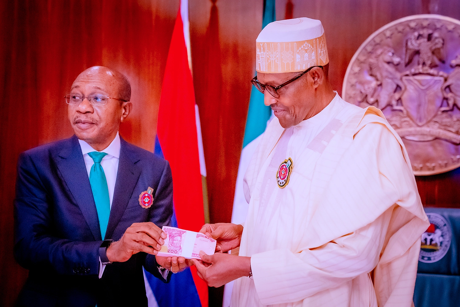 New-Naira-Note- Buhari with new naira notes