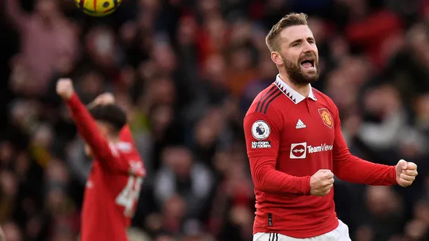 Luke Shaw signs new deal with Manchester United