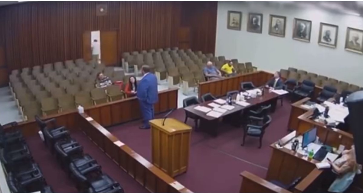 Man casually walks out of courtroom, escapes without anyone looking (Video)