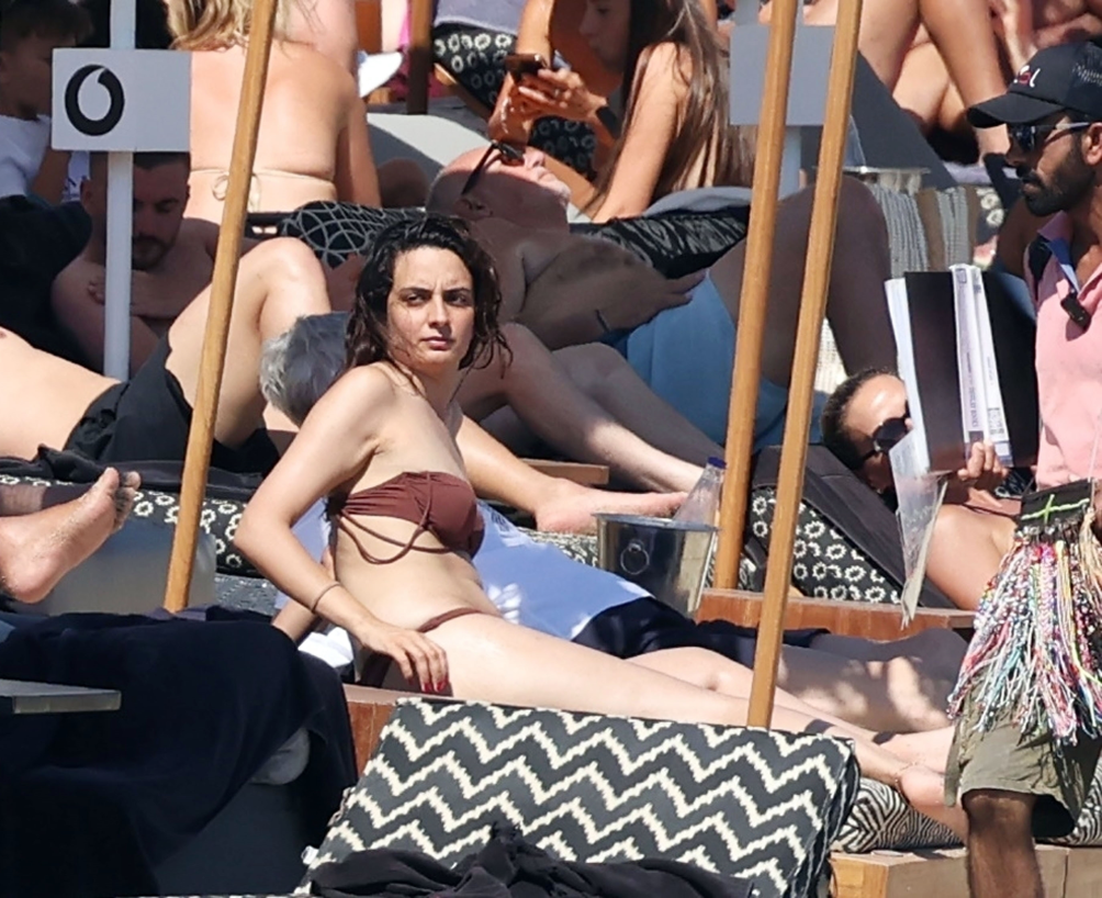 Arsene Wenger caught chilling on the beach with woman in Bikini 