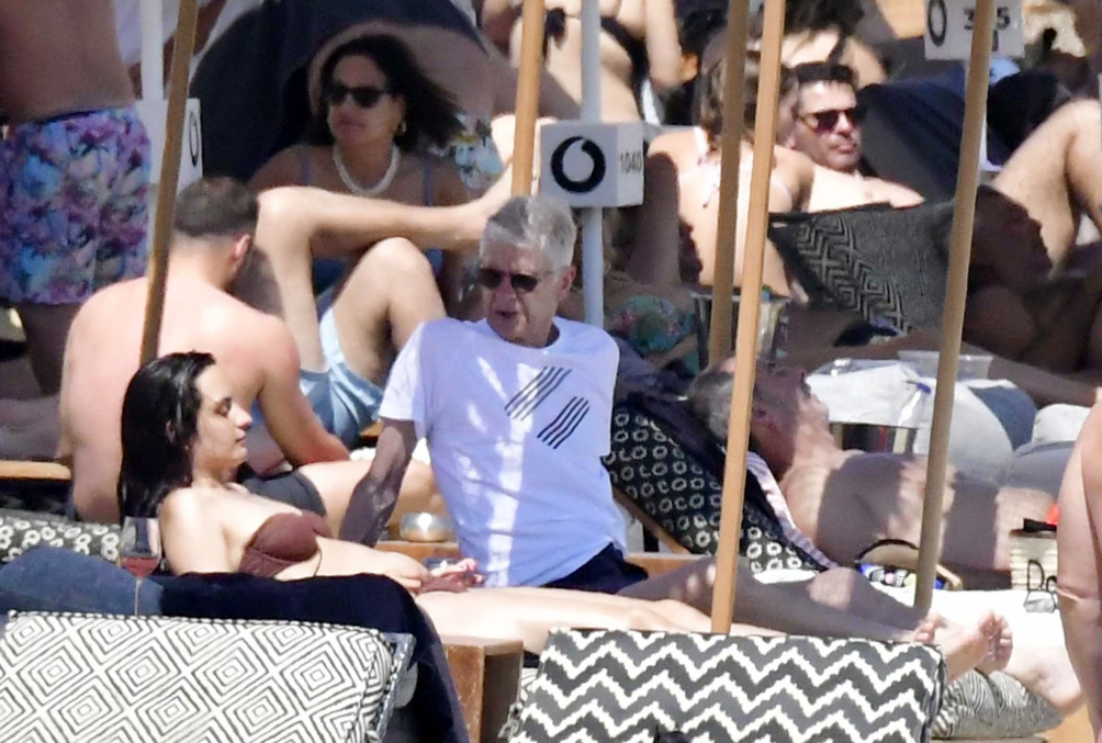 Arsene Wenger caught chilling on the beach with woman in Bikini 