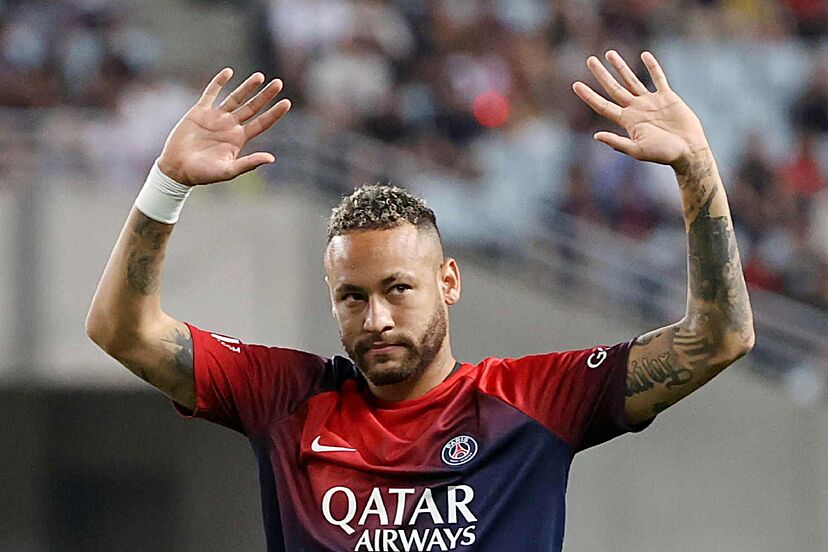 Neymar told he is not part of Enrique's PSG plans