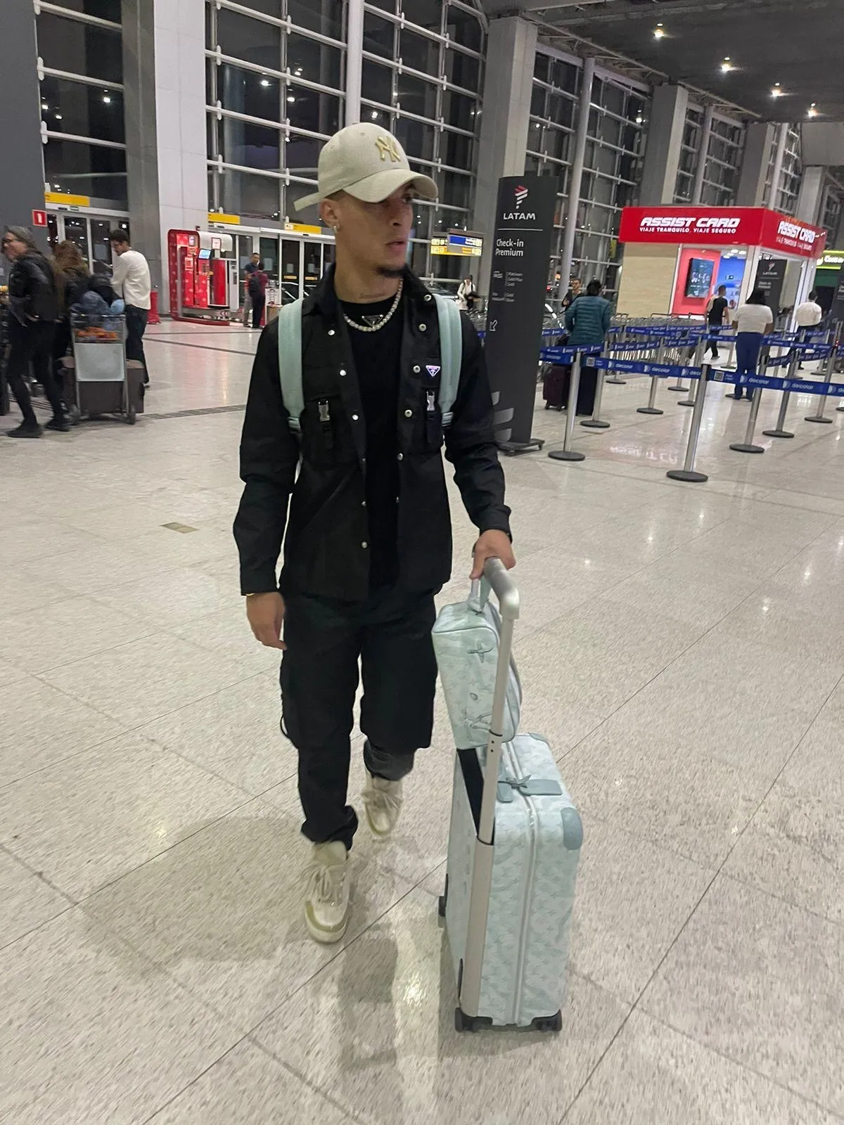 Man United's Antony jets off to England to face his 'enemies'
