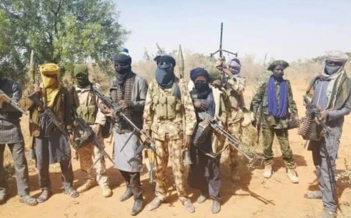 Several people are believed to have been killed in a communal clash in Sokoto State. They are feared in the communal cash that was sparked by bandit attacks in Sokoto's Tangaza local government area. TopNaija reports that the marauders attacked four communities between Sunday and Wednesday, killing seven people, including a nursing mother and her daughter who were burned to death in a commercial vehicle. They also injured several others and kidnapped a large number of people, including women and children. Bandits In Sokoto The communities attacked include Gidan Kakale, where five people were said to have been abducted, and Ruwa Wuri's road, where they shot a commercial vehicle driver, Nasir Alhaji Sule, and burned down the vehicle with some of its passengers. They also struck Alela Sutti village, where they were said to have abducted women and children, before invading Alkasu village, where they killed four people, injured three others, and kidnapped 17. According to a Tangaza resident who confirmed the incidents, immediately after the burial of the burned nursing mother and her daughter, some youth and vigilantes attacked and set fire to houses in neighboring Fulani communities. Several people were killed and injured during the attack, according to our source. He explained that the area was plagued by bandit attacks because of its proximity to the Tsauna and Kuyan bana forests, which stretch all the way to Niger Republic. According to the source, many of the bandits are foreigners. When contacted, the spokesman of the Sokoto Police Command, ASP Ahmad Rufa’i promised to get back to our reporter but he had not done so as of the time of filing this report.