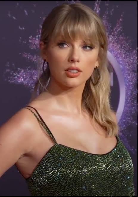 Taylor Swift, an American singer, has become the first person to earn $1.04 billion from a music tour.