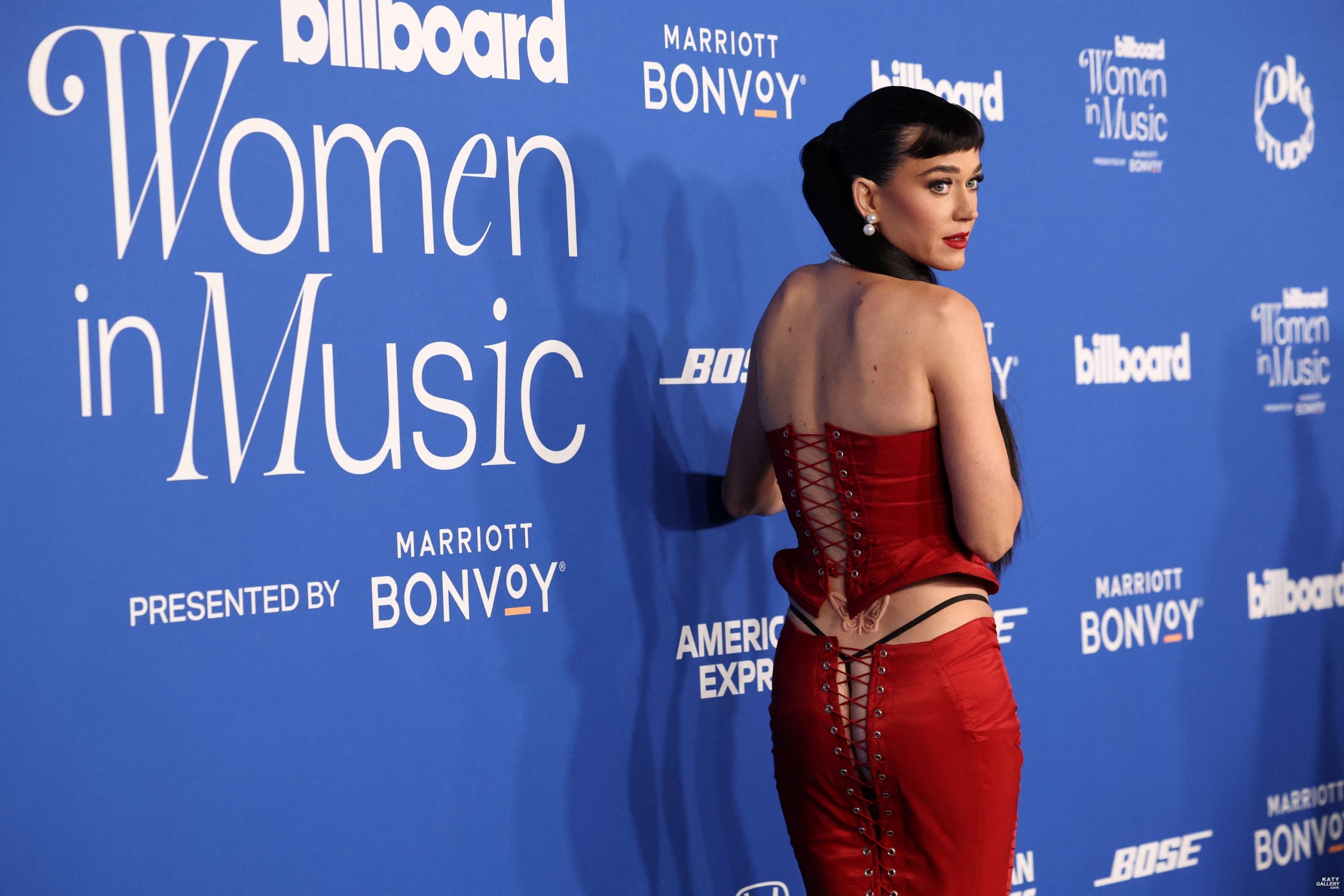 Music icon, Katy Perry makes head roll at red carpet event