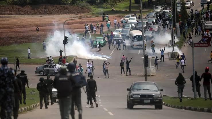 #EndBadGovernanceInNigeria: Police disperse protesters with gunshots