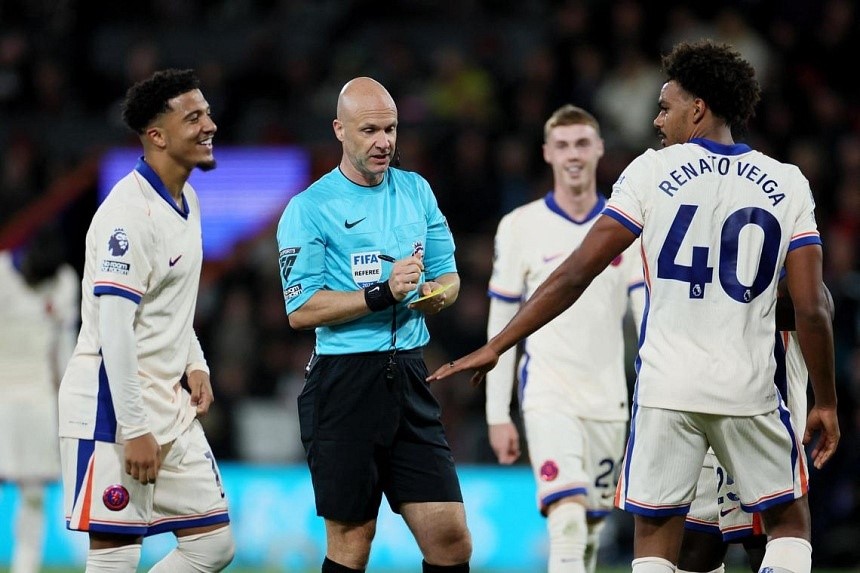 Anthony Taylor vs. Chelsea: Uncle with the stern face on Christmas